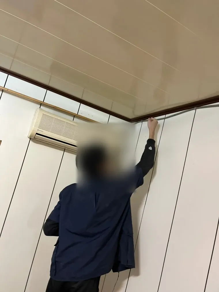 技師檢查老屋房間轉角接縫