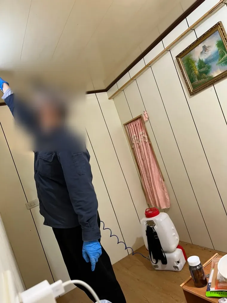 老屋房間另一側天花板邊施藥