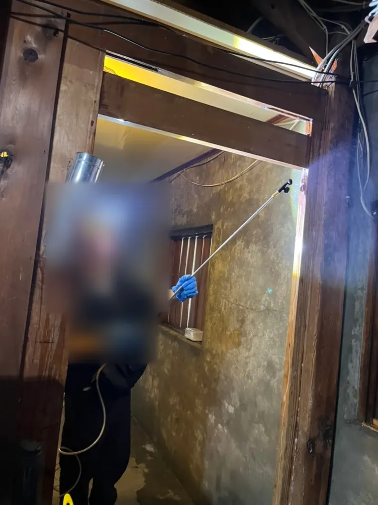 老屋走廊門框上方木構施藥