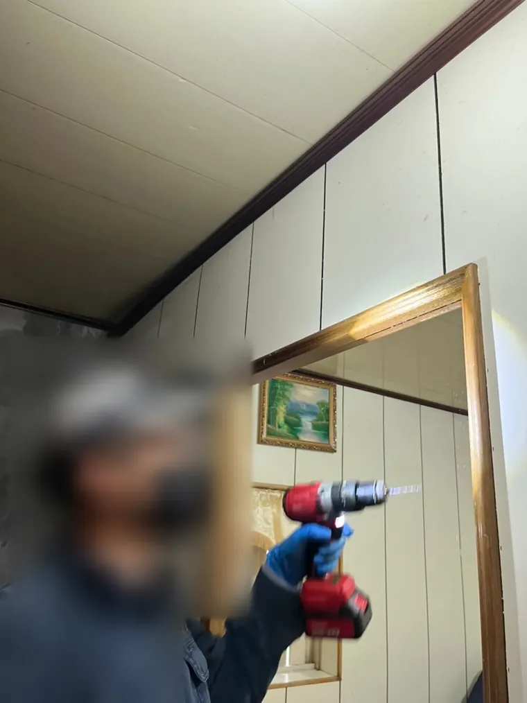 技師在老屋室內門框邊鑽孔