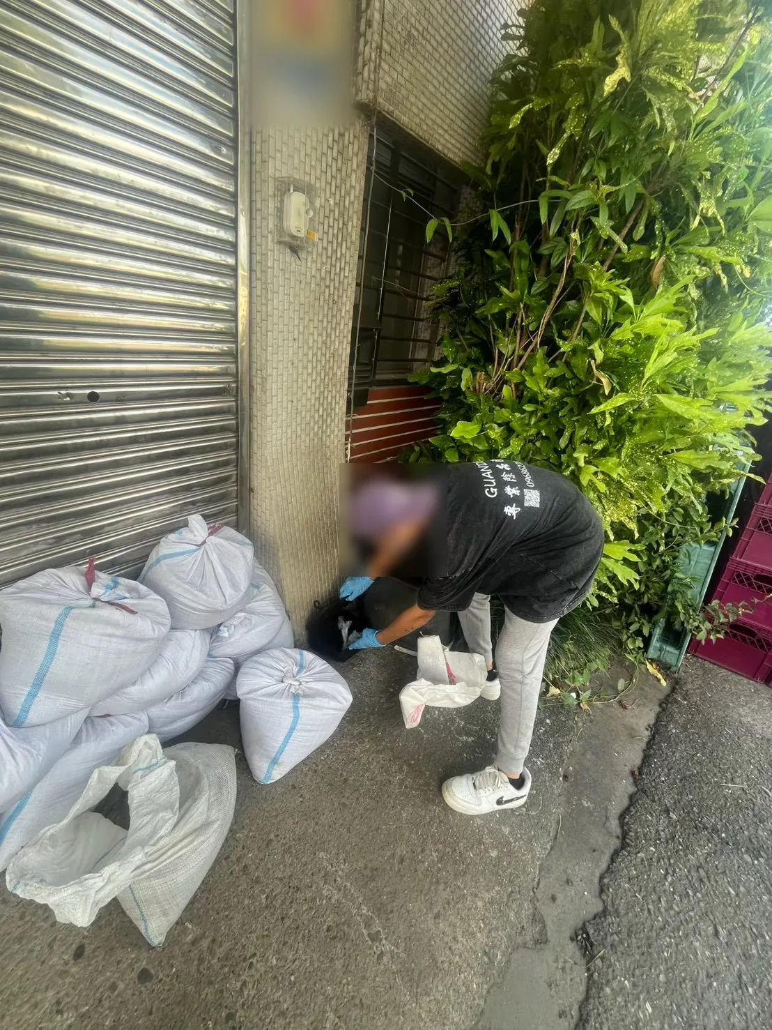 店面鐵捲門旁牆角的防拆鼠餌盒