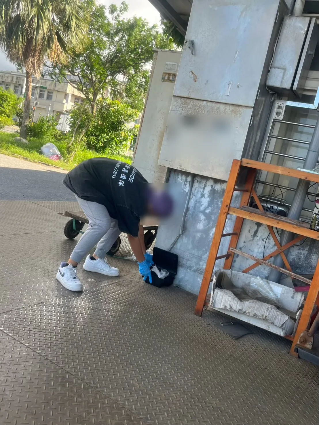 店面後場配電設施底座旁的鼠餌盒