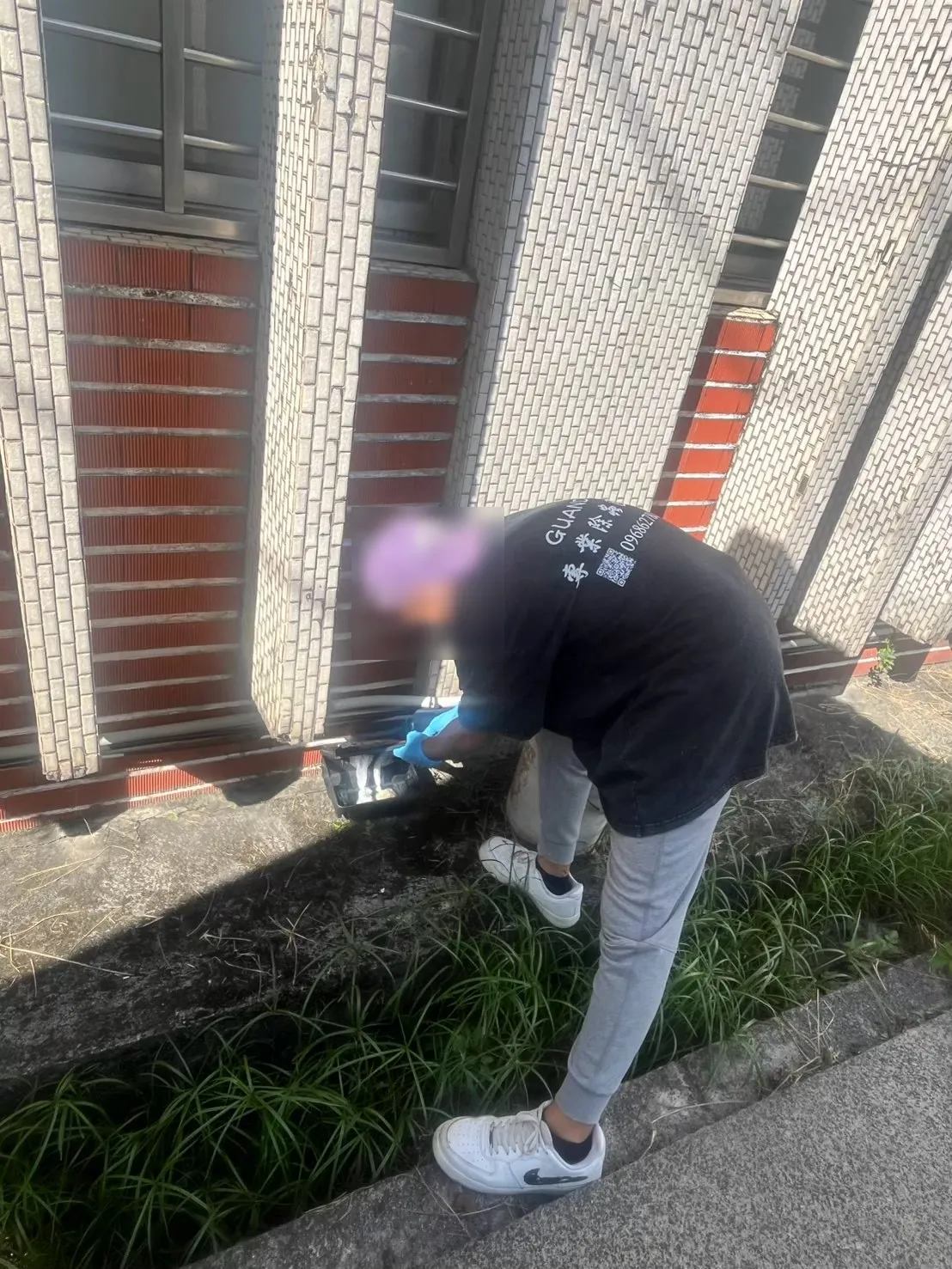 店面外牆柱子之間牆腳的鼠餌盒