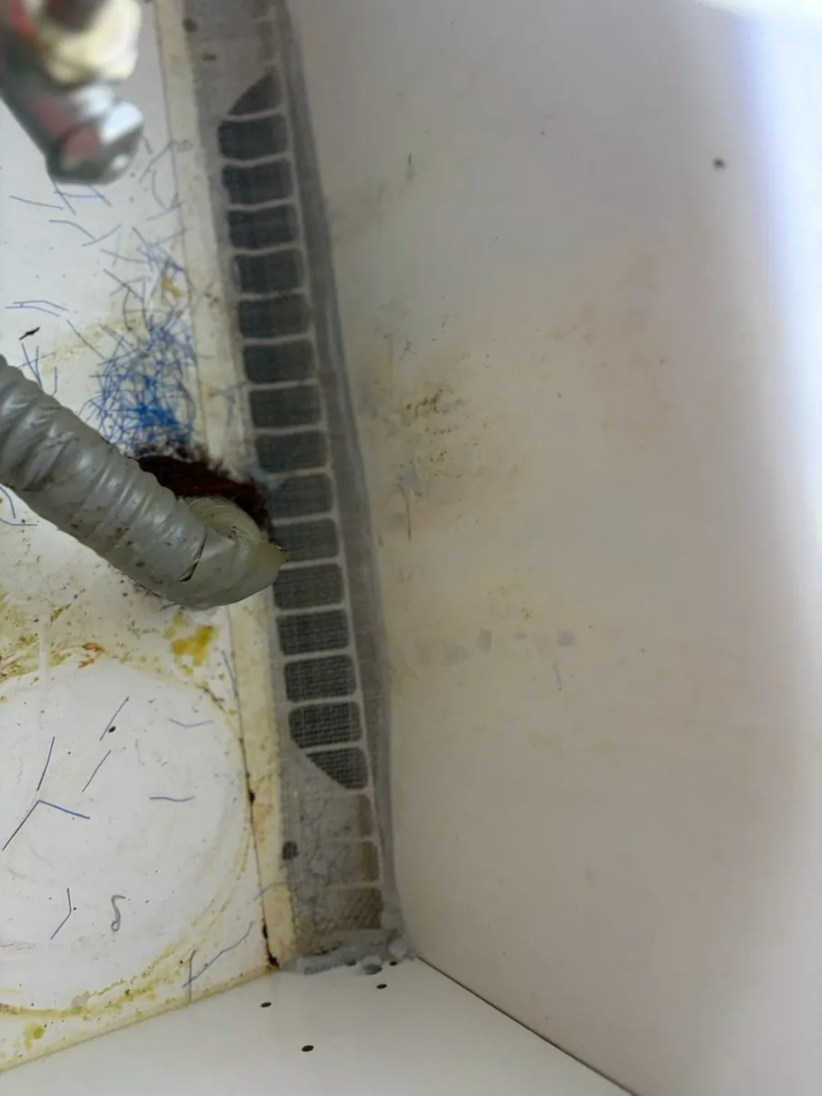 水槽櫃裡的水管孔與轉角縫隙用金屬網封住